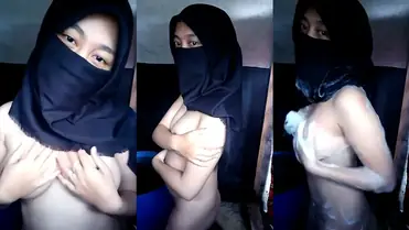 Bokep Jilbab Hitam Tya Mandi Bugil Sangat Hot poster